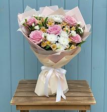 Букет цветов из:  Гвоздики, Орхидеи и Розы в Троицком Алтайский край