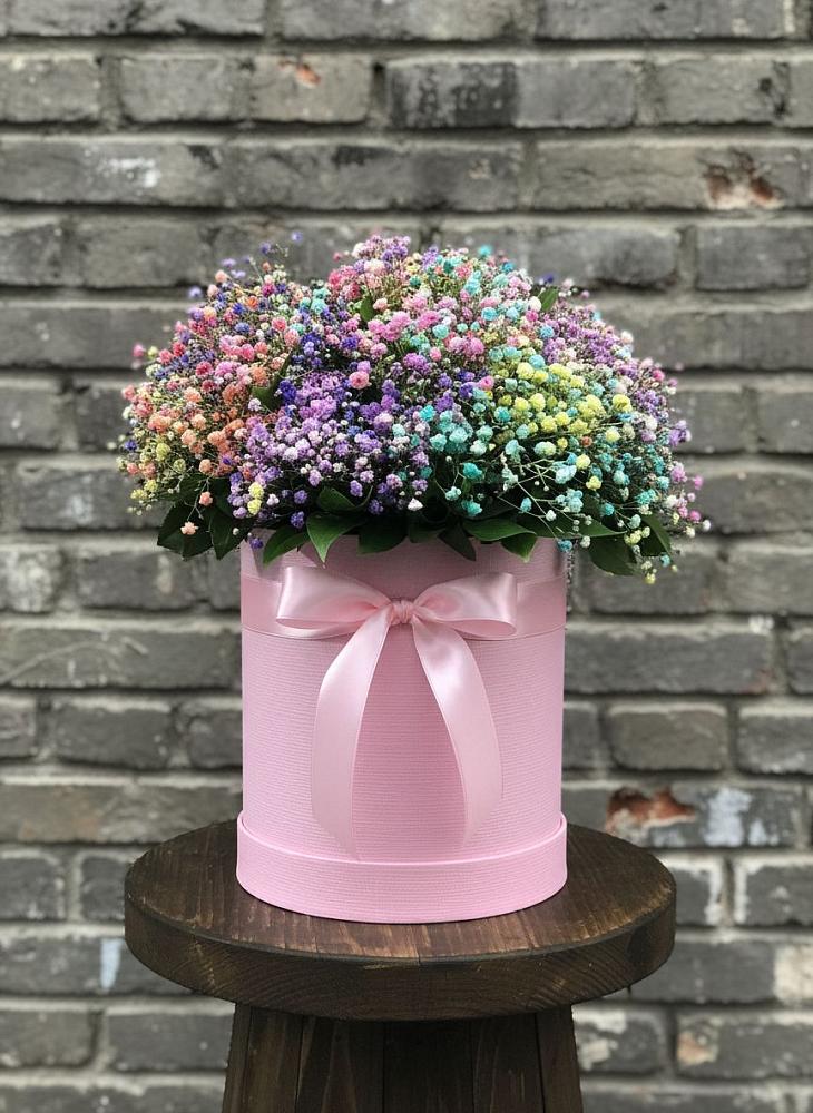 Цветочная композиция из Гипсофила и Розы в шляпной коробке в Троицком Алтайский край