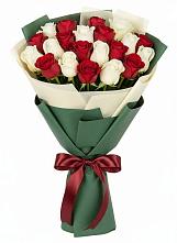 Букет Микс из красных и белых роз в Троицком Алтайский край
