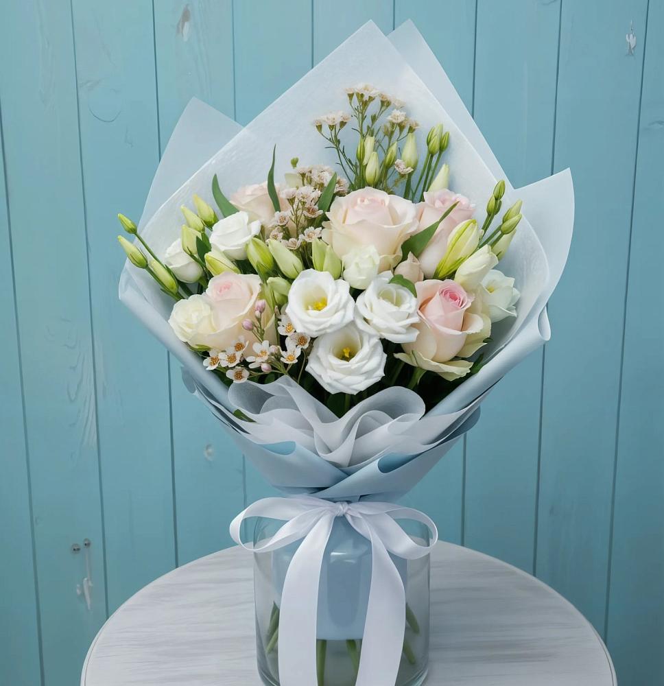 Букет цветов из: Розы и Лизиантусы в Троицком Алтайский край