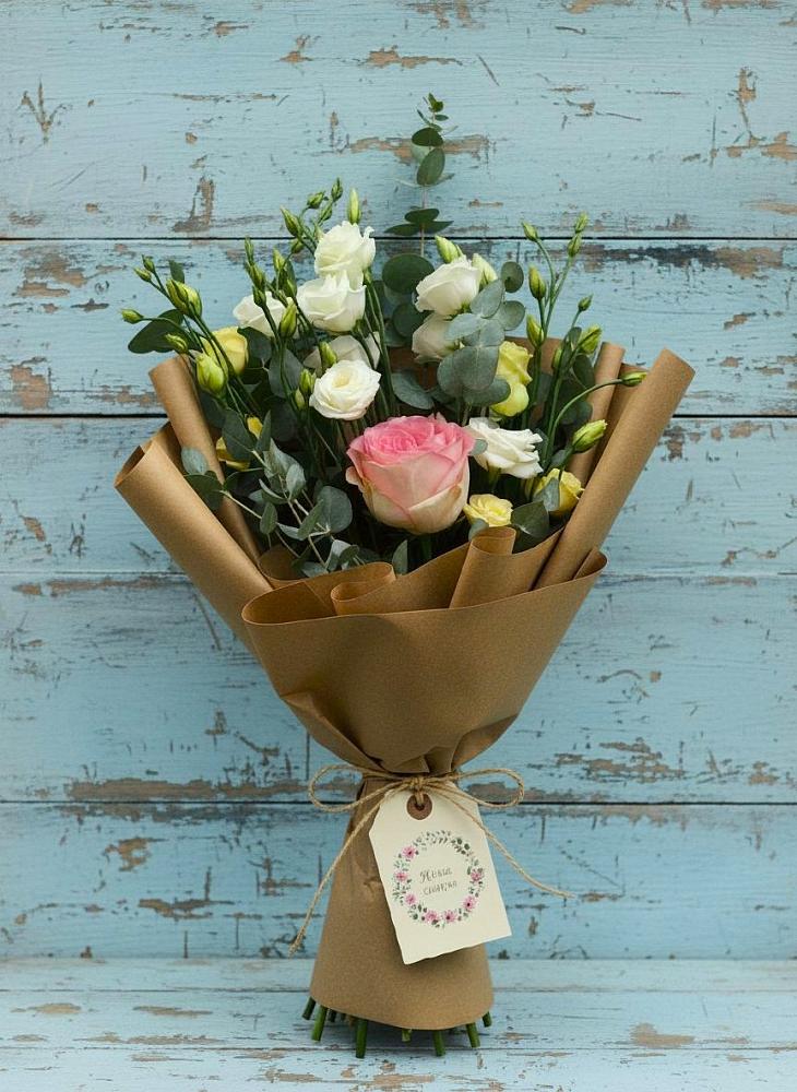 Букет цветов из: Розы и Лизиантусы в Троицком Алтайский край