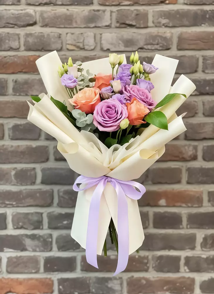 Букет цветов из: Лизиантусы и Розы в Троицком Алтайский край