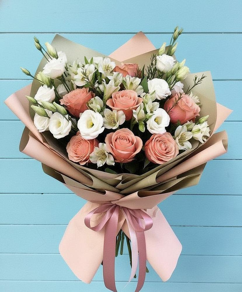 Букет цветов из: Розы, Альстромерии и Лизиантусы в Троицком Алтайский край