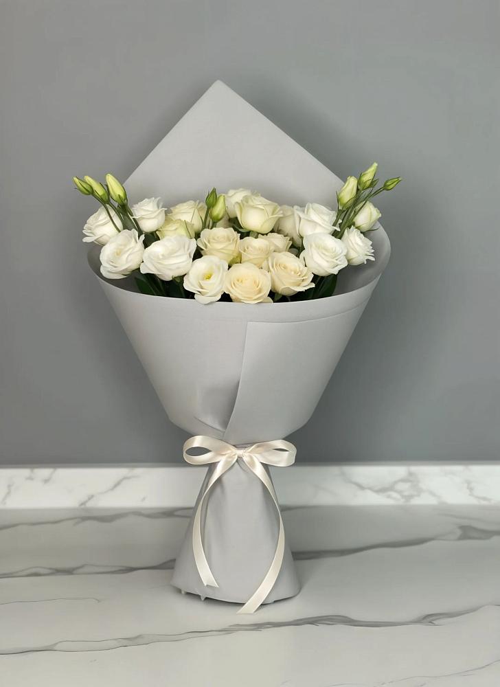 Букет цветов из: Розы и Лизиантусы в Троицком Алтайский край