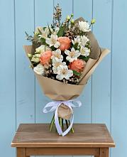 Букет цветов из:  Альстромерии, Лизиантусы, Розы и Хризантемы в Троицком Алтайский край