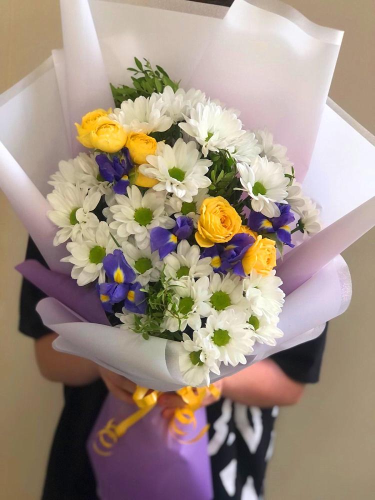 Букет цветов из: Ирисы, Хризантемы и Розы в Троицком Алтайский край