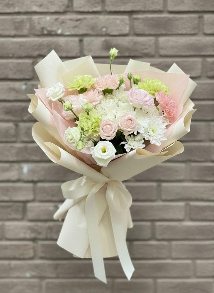 Букет цветов из: Гвоздики, Розы, Лизиантусы и Хризантемы в Троицком Алтайский край