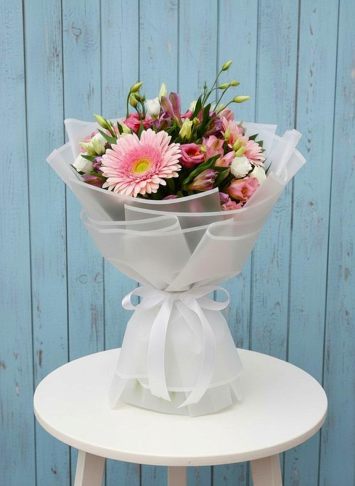 Букет цветов из: Герберы, Альстромерии и Лизиантусы в Троицком Алтайский край