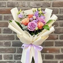 Букет цветов из:  Лизиантусы и Розы в Троицком Алтайский край