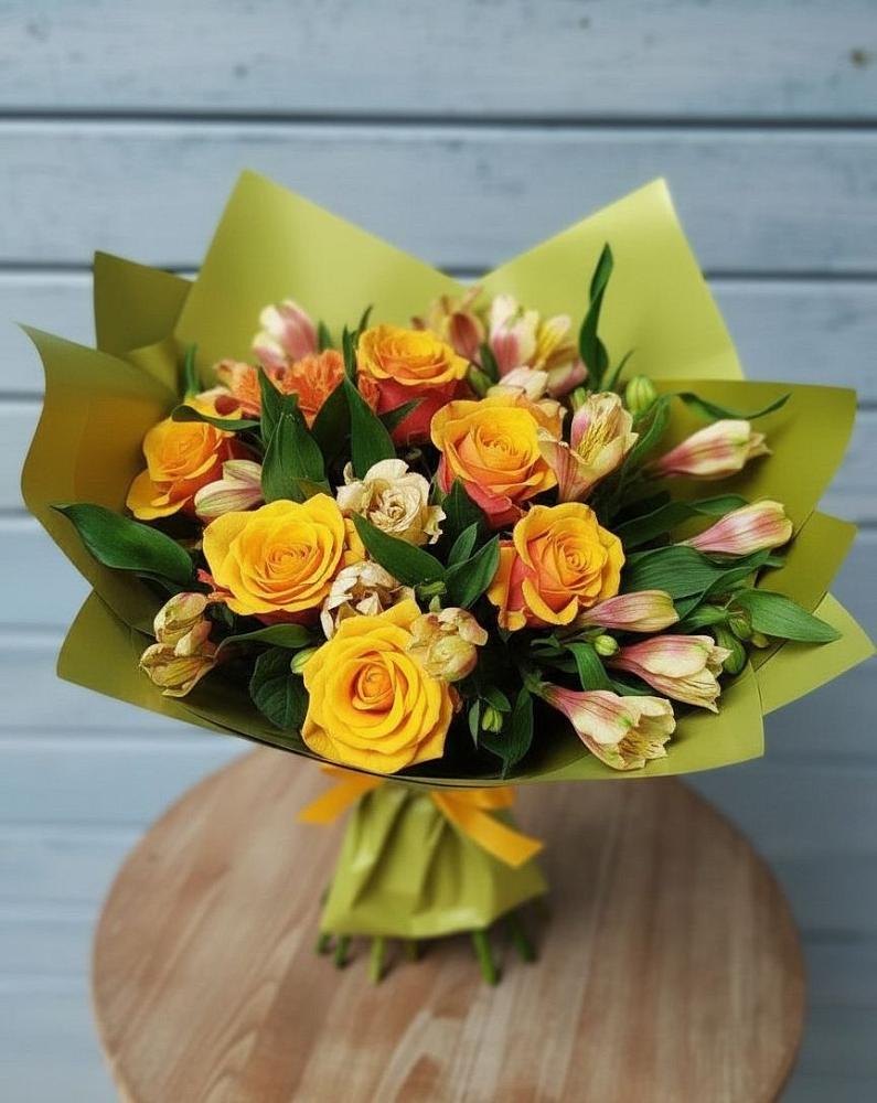 Букет цветов из: Альстромерии и Розы в Троицком Алтайский край