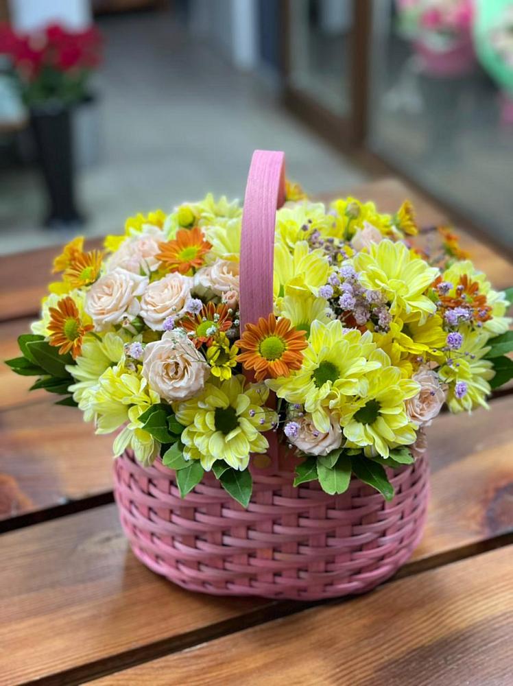 Цветочная композиция из Хризантемы и Розы в корзине в Троицком Алтайский край