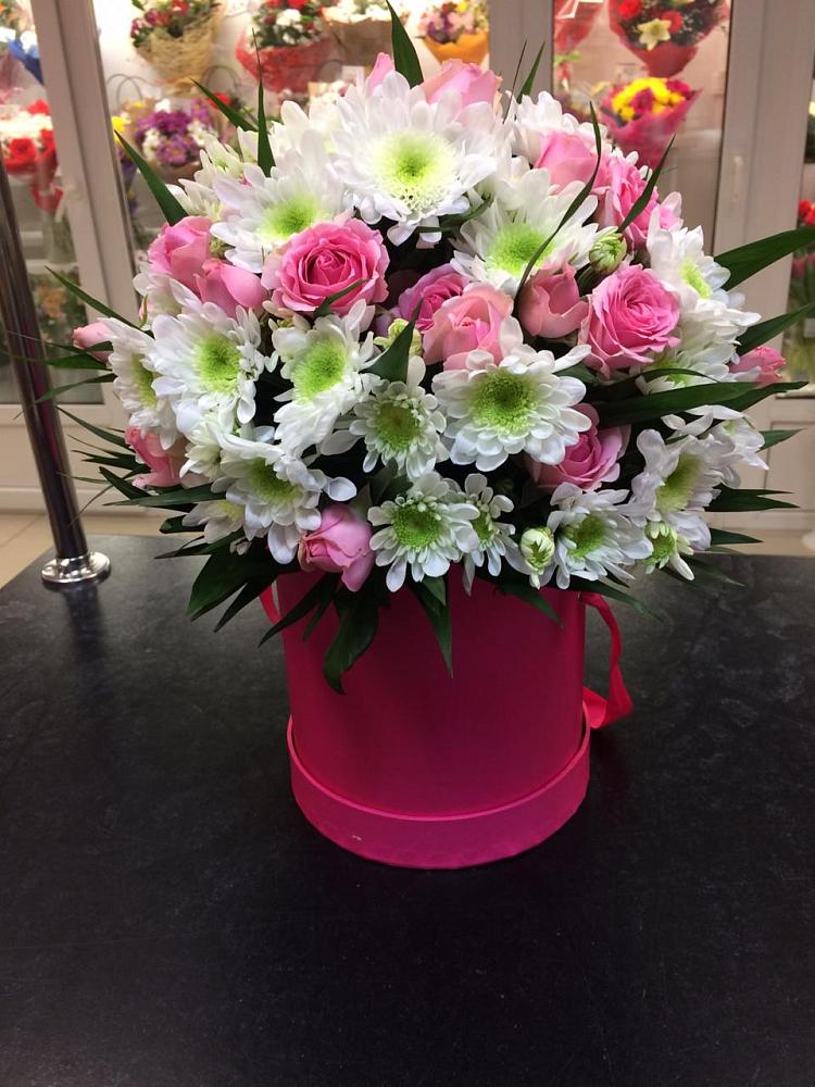 Цветочная композиция из Розы и Хризантемы в шляпной коробке в Троицком Алтайский край