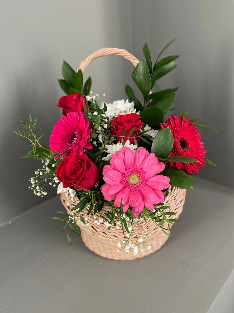 Цветочная композиция из Розы, Хризантемы и Герберы в корзине в Троицком Алтайский край