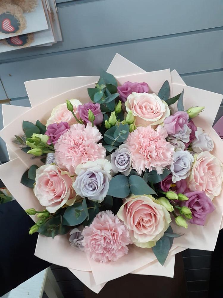 Букет цветов из: Розы, Гвоздики и Лизиантусы в Троицком Алтайский край