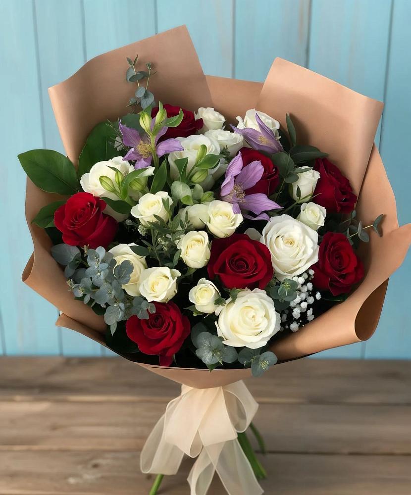 Букет цветов из: Розы и Альстромерии в Троицком Алтайский край