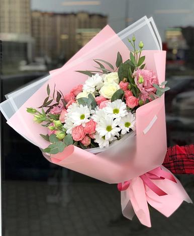 Букет цветов из: Розы, Лизиантусы и Хризантемы в Троицком Алтайский край