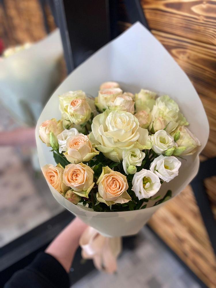 Букет цветов из: Розы и Лизиантусы в Троицком Алтайский край