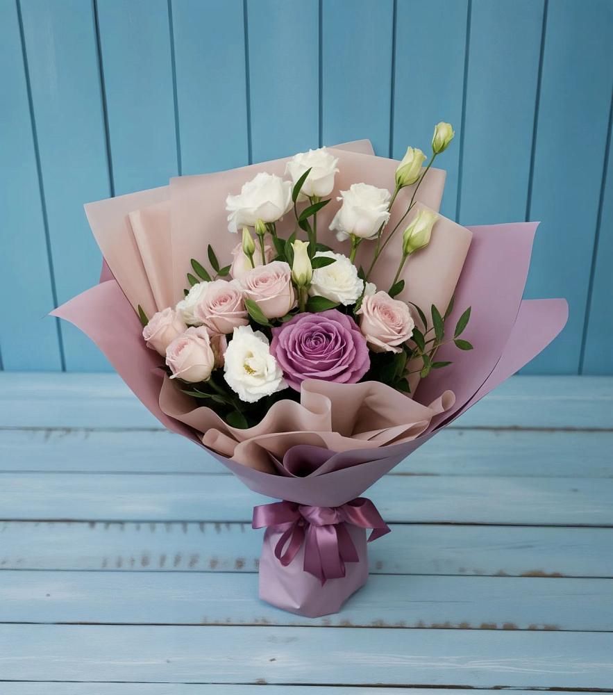 Букет цветов из: Розы и Лизиантусы в Троицком Алтайский край